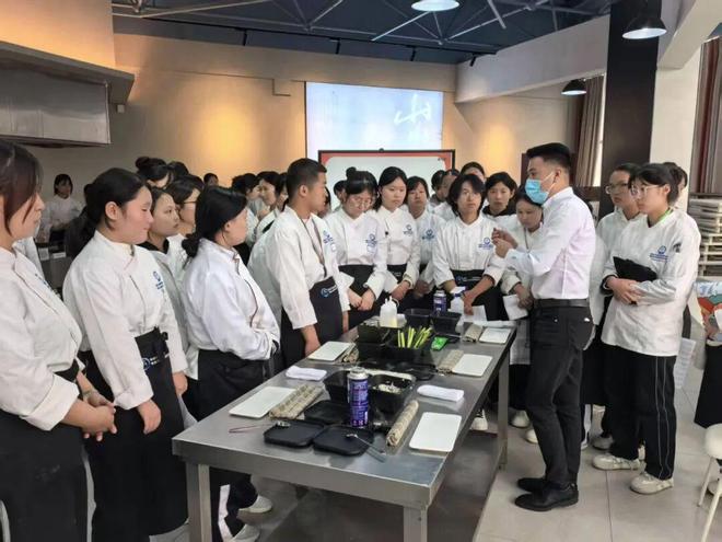 天津市禾之鮮餐飲管理有限公司到訪市職教中心，共探婚慶禮儀服務(wù)產(chǎn)教融合新路徑